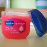 Son dưỡng trị khô nứt môi Lip Therapy Rosy